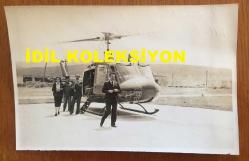 TÜRKİYE CUMHURİYETİ ESKİ BAŞBAKANI BÜLENT ECEVİT'İN ORİJİNAL AJANS-BASIN FOTOĞRAFI - 18 x 12 cm EBADINDA - BÜLENT ECEVİT ERZURUM GEZİSİNDE EŞİ RAHŞAN ECEVİT'LE BİRLİKTE HELİKOPTERDEN İNERKEN ÇEKİLMİŞ BİR KARE, 24 TEMMUZ 1979