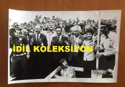 TÜRKİYE CUMHURİYETİ ESKİ BAŞBAKANI BÜLENT ECEVİT'İN ORİJİNAL 3'LÜ AJANS-BASIN FOTOĞRAFI SETİ - 18 x 12 cm EBADINDA - BÜLENT ECEVİT MARDİN'E BAĞLI MAZIDAĞI İLÇESİNDE FOSFAT TESİSLERİNİN TEMEL ATMA TÖRENİNDE DUA EDERKEN ve KÜREKLE BETON HARCI DÖKERKEN ÇEKİLMİŞ 3 FARKLI KARE, 29 TEMMUZ 1979