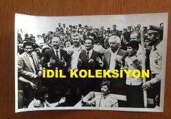 TÜRKİYE CUMHURİYETİ ESKİ BAŞBAKANI BÜLENT ECEVİT'İN ORİJİNAL 3'LÜ AJANS-BASIN FOTOĞRAFI SETİ - 18 x 12 cm EBADINDA - BÜLENT ECEVİT MARDİN'E BAĞLI MAZIDAĞI İLÇESİNDE FOSFAT TESİSLERİNİN TEMEL ATMA TÖRENİNDE DUA EDERKEN ve KÜREKLE BETON HARCI DÖKERKEN ÇEKİLMİŞ 3 FARKLI KARE, 29 TEMMUZ 1979