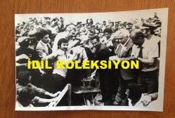 TÜRKİYE CUMHURİYETİ ESKİ BAŞBAKANI BÜLENT ECEVİT'İN ORİJİNAL 3'LÜ AJANS-BASIN FOTOĞRAFI SETİ - 18 x 12 cm EBADINDA - BÜLENT ECEVİT MARDİN'E BAĞLI MAZIDAĞI İLÇESİNDE FOSFAT TESİSLERİNİN TEMEL ATMA TÖRENİNDE DUA EDERKEN ve KÜREKLE BETON HARCI DÖKERKEN ÇEKİLMİŞ 3 FARKLI KARE, 29 TEMMUZ 1979