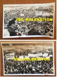 TÜRKİYE CUMHURİYETİ ESKİ BAŞBAKANI BÜLENT ECEVİT'İN ORİJİNAL 2'Lİ AJANS-BASIN FOTOĞRAFI SETİ - 18 x 12 cm EBADINDA - BÜLENT ECEVİT'İN DOĞU İLLERİNE YAPTIĞI GEZİLERDE DÜZENLEDİĞİ BİR MİTİNGDE HALKA KONUŞMA YAPARKEN ÇEKİLMİŞ 2 FARKLI KARE, 24 TEMMUZ 1979-“MHP, ÜGD KAPATILSIN”YURTSEVER D.GENÇLİK”Pankartlı miting.