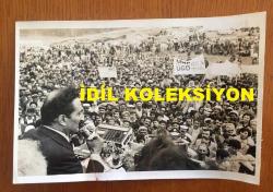 TÜRKİYE CUMHURİYETİ ESKİ BAŞBAKANI BÜLENT ECEVİT'İN ORİJİNAL 2'Lİ AJANS-BASIN FOTOĞRAFI SETİ - 18 x 12 cm EBADINDA - BÜLENT ECEVİT'İN DOĞU İLLERİNE YAPTIĞI GEZİLERDE DÜZENLEDİĞİ BİR MİTİNGDE HALKA KONUŞMA YAPARKEN ÇEKİLMİŞ 2 FARKLI KARE, 24 TEMMUZ 1979-“MHP, ÜGD KAPATILSIN”YURTSEVER D.GENÇLİK”Pankartlı miting.