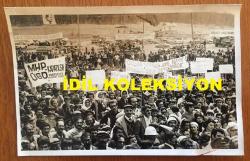 TÜRKİYE CUMHURİYETİ ESKİ BAŞBAKANI BÜLENT ECEVİT'İN ORİJİNAL 2'Lİ AJANS-BASIN FOTOĞRAFI SETİ - 18 x 12 cm EBADINDA - BÜLENT ECEVİT'İN DOĞU İLLERİNE YAPTIĞI GEZİLERDE DÜZENLEDİĞİ BİR MİTİNGDE HALKA KONUŞMA YAPARKEN ÇEKİLMİŞ 2 FARKLI KARE, 24 TEMMUZ 1979-“MHP, ÜGD KAPATILSIN”YURTSEVER D.GENÇLİK”Pankartlı miting.