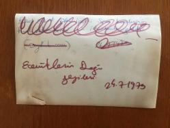 TÜRKİYE CUMHURİYETİ ESKİ BAŞBAKANI BÜLENT ECEVİT'İN ORİJİNAL 2'Lİ AJANS-BASIN FOTOĞRAFI SETİ - 18 x 12 cm EBADINDA - BÜLENT ECEVİT'İN DOĞU İLLERİNE YAPTIĞI GEZİLERDE DÜZENLEDİĞİ BİR MİTİNGDE HALKA KONUŞMA YAPARKEN ÇEKİLMİŞ 2 FARKLI KARE, 24 TEMMUZ 1979-“MHP, ÜGD KAPATILSIN”YURTSEVER D.GENÇLİK”Pankartlı miting.