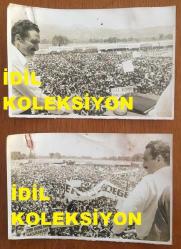 TÜRKİYE CUMHURİYETİ ESKİ BAŞBAKANI BÜLENT ECEVİT'İN ORİJİNAL 2'Lİ AJANS-BASIN FOTOĞRAFI SETİ - 18 x 12 cm EBADINDA - BÜLENT ECEVİT'İN 1970'LERDE DÜZENLEDİĞİ BİR MİTİNGDE HALKA KONUŞMA YAPARKEN ÇEKİLMİŞ 2 FARKLI KARE