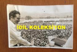 TÜRKİYE CUMHURİYETİ ESKİ BAŞBAKANI BÜLENT ECEVİT'İN ORİJİNAL 2'Lİ AJANS-BASIN FOTOĞRAFI SETİ - 18 x 12 cm EBADINDA - BÜLENT ECEVİT'İN 1970'LERDE DÜZENLEDİĞİ BİR MİTİNGDE HALKA KONUŞMA YAPARKEN ÇEKİLMİŞ 2 FARKLI KARE