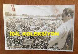 TÜRKİYE CUMHURİYETİ ESKİ BAŞBAKANI BÜLENT ECEVİT'İN ORİJİNAL 2'Lİ AJANS-BASIN FOTOĞRAFI SETİ - 18 x 12 cm EBADINDA - BÜLENT ECEVİT'İN 1970'LERDE DÜZENLEDİĞİ BİR MİTİNGDE HALKA KONUŞMA YAPARKEN ÇEKİLMİŞ 2 FARKLI KARE