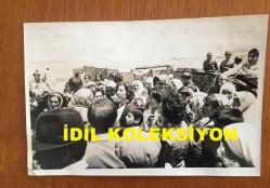 TÜRKİYE CUMHURİYETİ ESKİ BAŞBAKANI BÜLENT ECEVİT'İN EŞİ RAHŞAN ECEVİT'İN ORİJİNAL 2'Lİ AJANS-BASIN FOTOĞRAFI SETİ - 18 x 12 cm EBADINDA - BÜLENT ECEVİT'İN DOĞU GEZİSİ SIRASINDA EŞİ RAHŞAN ECEVİT'İN BÖLGEDEKİ KADINLAR TARAFINDAN İLGİLYLE KARŞILANDIĞI ANLARDA ÇEKİLMİŞ 2 FARKLI KARE, 24 TEMMUZ 1979