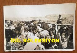 TÜRKİYE CUMHURİYETİ ESKİ BAŞBAKANI BÜLENT ECEVİT'İN EŞİ RAHŞAN ECEVİT'İN ORİJİNAL 2'Lİ AJANS-BASIN FOTOĞRAFI SETİ - 18 x 12 cm EBADINDA - BÜLENT ECEVİT'İN DOĞU GEZİSİ SIRASINDA EŞİ RAHŞAN ECEVİT'İN BÖLGEDEKİ KADINLAR TARAFINDAN İLGİLYLE KARŞILANDIĞI ANLARDA ÇEKİLMİŞ 2 FARKLI KARE, 24 TEMMUZ 1979