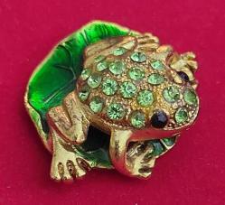Yeşil Altın Tonlu Mücevher Broş Tarzında, Kurbağa (Lotus) Temalı Biblo/Yapay Swarovski Yeşil Kristal Taşlı ve El Boyamalı, Mükemmel Detaylı İşcilik. Ana Gövde Prinç Döküm, Altın Tonlu Kaplama. 2000. (Mıknatıslı)