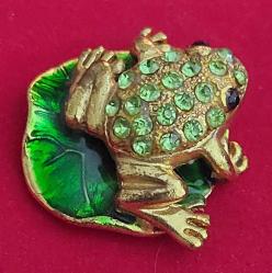 Yeşil Altın Tonlu Mücevher Broş Tarzında, Kurbağa (Lotus) Temalı Biblo/Yapay Swarovski Yeşil Kristal Taşlı ve El Boyamalı, Mükemmel Detaylı İşcilik. Ana Gövde Prinç Döküm, Altın Tonlu Kaplama. 2000. (Mıknatıslı)