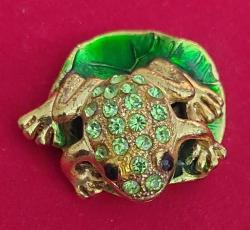 Yeşil Altın Tonlu Mücevher Broş Tarzında, Kurbağa (Lotus) Temalı Biblo/Yapay Swarovski Yeşil Kristal Taşlı ve El Boyamalı, Mükemmel Detaylı İşcilik. Ana Gövde Prinç Döküm, Altın Tonlu Kaplama. 2000. (Mıknatıslı)