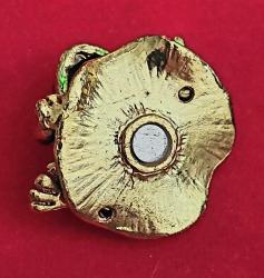 Yeşil Altın Tonlu Mücevher Broş Tarzında, Kurbağa (Lotus) Temalı Biblo/Yapay Swarovski Yeşil Kristal Taşlı ve El Boyamalı, Mükemmel Detaylı İşcilik. Ana Gövde Prinç Döküm, Altın Tonlu Kaplama. 2000. (Mıknatıslı)