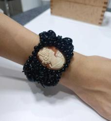 Vintage AMEDEO Hakiki Shell Cameo ve Siyah Oniks Taşlarıyla Elde Örülmüş Bilezik Bileklik