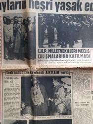 Akşam Gazetesi - Turkish Newspaper - 5 Mayıs 1959 - İsmet İnönü'nün İstanbul'a gelişi ile ilgili olayların neşri yasaklandı - CHP genel başkanı İsmet İnönü'nün İzmir'den ayrılışı gayet sessiz oldu fotoğraf - CHP milletvekilleri meclis çalışmalarına katılmadı - Irak'tan 3000 kişi daha iltica etti fotoğraf - Bessüsinde Şeyh Reşit'e bağlı Bredost kabilesi mensupları istirahatte fotoğraf - Kıbrıs Türk lideri Fazıl Küçük Dün Ankara'ya geldi - saçkıran mizahi roman yazan Aziz Nesin Yazı Dizisi - İstanbul'da bugün bu gece sinema tiyatro programı - İstanbul Ankara Radyosu programı - 19 Mayıs hazırlıkları - İstanbul erkek Lisesi'nin 75. Kuruluş yıldönümü - az gittik uz gittik yazan Aziz Nesin - Tiger hava tatbikatı dün başladı fotoğraf - Lolita yazan Vladimir Nabokov Yazı Dizisi - Brigitte Bardot'nun rakibi Jackie Lane'i uçak kazasından yıldızlar kurtardı Fotoğrafı - Fenerbahçe 4 kişilik bir mali komite kuruyor - Hollandalılar milli maçta bizi favori gösteriyorlar - Beşiktaş'ın transferleri