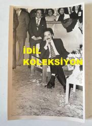 TÜRKİYE CUMHURİYETİ ESKİ BAŞBAKANI BÜLENT ECEVİT'İN ORİJİNAL 8'Lİ FOTOĞRAF SETİ - 18 x 12 cm EBADINDA - BÜLENT ECEVİT, CUMHURİYET HALK PARTİSİ'NİN (CHP) 24. KURULTAYINI KOLTUĞUNDAN MERAKLA TAKİP ETTİĞİ ANLARDA AYNI KAREDE ÇEKİLMİŞ 8 FARKLI POZ. 26 MAYIS 1979