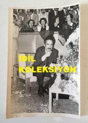 TÜRKİYE CUMHURİYETİ ESKİ BAŞBAKANI BÜLENT ECEVİT'İN ORİJİNAL 8'Lİ FOTOĞRAF SETİ - 18 x 12 cm EBADINDA - BÜLENT ECEVİT, CUMHURİYET HALK PARTİSİ'NİN (CHP) 24. KURULTAYINI KOLTUĞUNDAN MERAKLA TAKİP ETTİĞİ ANLARDA AYNI KAREDE ÇEKİLMİŞ 8 FARKLI POZ. 26 MAYIS 1979