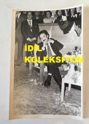 TÜRKİYE CUMHURİYETİ ESKİ BAŞBAKANI BÜLENT ECEVİT'İN ORİJİNAL 8'Lİ FOTOĞRAF SETİ - 18 x 12 cm EBADINDA - BÜLENT ECEVİT, CUMHURİYET HALK PARTİSİ'NİN (CHP) 24. KURULTAYINI KOLTUĞUNDAN MERAKLA TAKİP ETTİĞİ ANLARDA AYNI KAREDE ÇEKİLMİŞ 8 FARKLI POZ. 26 MAYIS 1979