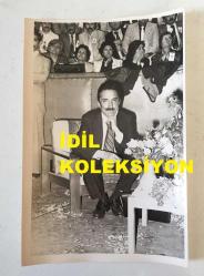 TÜRKİYE CUMHURİYETİ ESKİ BAŞBAKANI BÜLENT ECEVİT'İN ORİJİNAL 8'Lİ FOTOĞRAF SETİ - 18 x 12 cm EBADINDA - BÜLENT ECEVİT, CUMHURİYET HALK PARTİSİ'NİN (CHP) 24. KURULTAYINI KOLTUĞUNDAN MERAKLA TAKİP ETTİĞİ ANLARDA AYNI KAREDE ÇEKİLMİŞ 8 FARKLI POZ. 26 MAYIS 1979