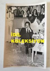TÜRKİYE CUMHURİYETİ ESKİ BAŞBAKANI BÜLENT ECEVİT'İN ORİJİNAL 8'Lİ FOTOĞRAF SETİ - 18 x 12 cm EBADINDA - BÜLENT ECEVİT, CUMHURİYET HALK PARTİSİ'NİN (CHP) 24. KURULTAYINI KOLTUĞUNDAN MERAKLA TAKİP ETTİĞİ ANLARDA AYNI KAREDE ÇEKİLMİŞ 8 FARKLI POZ. 26 MAYIS 1979