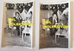 TÜRKİYE CUMHURİYETİ ESKİ BAŞBAKANI BÜLENT ECEVİT'İN ORİJİNAL 8'Lİ FOTOĞRAF SETİ - 18 x 12 cm EBADINDA - BÜLENT ECEVİT, CUMHURİYET HALK PARTİSİ'NİN (CHP) 24. KURULTAYINI KOLTUĞUNDAN MERAKLA TAKİP ETTİĞİ ANLARDA AYNI KAREDE ÇEKİLMİŞ 8 FARKLI POZ. 26 MAYIS 1979