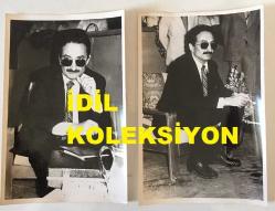 TÜRKİYE CUMHURİYETİ ESKİ BAŞBAKANI BÜLENT ECEVİT'İN ORİJİNAL 2'Lİ FOTOĞRAF SETİ - 18 x 12 cm EBADINDA - BÜLENT ECEVİT, CUMHURİYET HALK PARTİSİ'NİN (CHP) 24. KURULTAYINI KOLTUĞUNDAN GÜNEŞ GÖZLÜKLERİYLE MERAKLA TAKİP ETTİĞİ ANLARDA AYNI KAREDE ÇEKİLMİŞ 2 FARKLI POZ. 27 MAYIS 1979