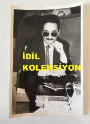 TÜRKİYE CUMHURİYETİ ESKİ BAŞBAKANI BÜLENT ECEVİT'İN ORİJİNAL 2'Lİ FOTOĞRAF SETİ - 18 x 12 cm EBADINDA - BÜLENT ECEVİT, CUMHURİYET HALK PARTİSİ'NİN (CHP) 24. KURULTAYINI KOLTUĞUNDAN GÜNEŞ GÖZLÜKLERİYLE MERAKLA TAKİP ETTİĞİ ANLARDA AYNI KAREDE ÇEKİLMİŞ 2 FARKLI POZ. 27 MAYIS 1979
