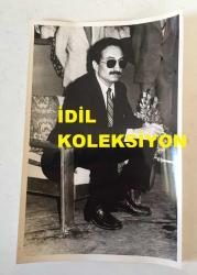 TÜRKİYE CUMHURİYETİ ESKİ BAŞBAKANI BÜLENT ECEVİT'İN ORİJİNAL 2'Lİ FOTOĞRAF SETİ - 18 x 12 cm EBADINDA - BÜLENT ECEVİT, CUMHURİYET HALK PARTİSİ'NİN (CHP) 24. KURULTAYINI KOLTUĞUNDAN GÜNEŞ GÖZLÜKLERİYLE MERAKLA TAKİP ETTİĞİ ANLARDA AYNI KAREDE ÇEKİLMİŞ 2 FARKLI POZ. 27 MAYIS 1979