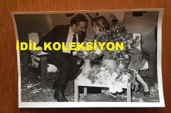 TÜRKİYE CUMHURİYETİ ESKİ BAŞBAKANI BÜLENT ECEVİT'İN ORİJİNAL 3'LÜ FOTOĞRAF SETİ - 18 x 12 cm EBADINDA - BÜLENT ECEVİT, CUMHURİYET HALK PARTİSİ'NİN (CHP) 24. KURULTAYINDA EŞİ RAHŞAN ECEVİT'LE BİRLİKTE SOHBET EDERKEN ÇEKİLMİŞ 3 FARKLI KARE, 26 MAYIS 1979