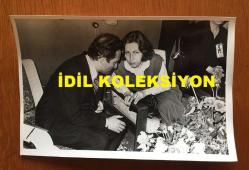 TÜRKİYE CUMHURİYETİ ESKİ BAŞBAKANI BÜLENT ECEVİT'İN ORİJİNAL 3'LÜ FOTOĞRAF SETİ - 18 x 12 cm EBADINDA - BÜLENT ECEVİT, CUMHURİYET HALK PARTİSİ'NİN (CHP) 24. KURULTAYINDA EŞİ RAHŞAN ECEVİT'LE BİRLİKTE SOHBET EDERKEN ÇEKİLMİŞ 3 FARKLI KARE, 26 MAYIS 1979