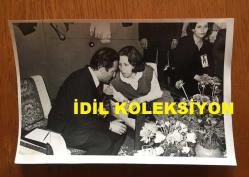 TÜRKİYE CUMHURİYETİ ESKİ BAŞBAKANI BÜLENT ECEVİT'İN ORİJİNAL 3'LÜ FOTOĞRAF SETİ - 18 x 12 cm EBADINDA - BÜLENT ECEVİT, CUMHURİYET HALK PARTİSİ'NİN (CHP) 24. KURULTAYINDA EŞİ RAHŞAN ECEVİT'LE BİRLİKTE SOHBET EDERKEN ÇEKİLMİŞ 3 FARKLI KARE, 26 MAYIS 1979