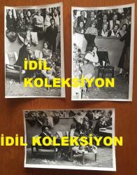 TÜRKİYE CUMHURİYETİ ESKİ BAŞBAKANI BÜLENT ECEVİT'İN ORİJİNAL 3'LÜ FOTOĞRAF SETİ - 18 x 12 cm EBADINDA - BÜLENT ECEVİT, CUMHURİYET HALK PARTİSİ'NİN (CHP) 24. KURULTAYINDA EŞİ RAHŞAN ECEVİT'LE BİRLİKTE KONGREYİ TAKİP EDİP KATILIMCILARI SELAMLARKEN ÇEKİLMİŞ 3 FARKLI KARE, 26 MAYIS 1979