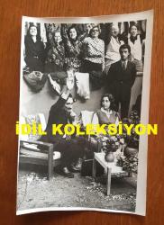 TÜRKİYE CUMHURİYETİ ESKİ BAŞBAKANI BÜLENT ECEVİT'İN ORİJİNAL 3'LÜ FOTOĞRAF SETİ - 18 x 12 cm EBADINDA - BÜLENT ECEVİT, CUMHURİYET HALK PARTİSİ'NİN (CHP) 24. KURULTAYINDA EŞİ RAHŞAN ECEVİT'LE BİRLİKTE KONGREYİ TAKİP EDİP KATILIMCILARI SELAMLARKEN ÇEKİLMİŞ 3 FARKLI KARE, 26 MAYIS 1979