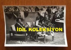 TÜRKİYE CUMHURİYETİ ESKİ BAŞBAKANI BÜLENT ECEVİT'İN ORİJİNAL 3'LÜ FOTOĞRAF SETİ - 18 x 12 cm EBADINDA - BÜLENT ECEVİT, CUMHURİYET HALK PARTİSİ'NİN (CHP) 24. KURULTAYINDA EŞİ RAHŞAN ECEVİT'LE BİRLİKTE KONGREYİ TAKİP EDİP KATILIMCILARI SELAMLARKEN ÇEKİLMİŞ 3 FARKLI KARE, 26 MAYIS 1979