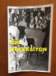 TÜRKİYE CUMHURİYETİ ESKİ BAŞBAKANI BÜLENT ECEVİT'İN ORİJİNAL 3'LÜ FOTOĞRAF SETİ - 18 x 12 cm EBADINDA - BÜLENT ECEVİT, CUMHURİYET HALK PARTİSİ'NİN (CHP) 24. KURULTAYINDA EŞİ RAHŞAN ECEVİT'LE BİRLİKTE KONGREYİ TAKİP EDİP KATILIMCILARI SELAMLARKEN ÇEKİLMİŞ 3 FARKLI KARE, 26 MAYIS 1979