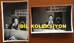 TÜRKİYE CUMHURİYETİ ESKİ BAŞBAKANI BÜLENT ECEVİT'İN ORİJİNAL 2'Li FOTOĞRAF SETİ - 18 x 12 cm EBADINDA - BÜLENT ECEVİT, CUMHURİYET HALK PARTİSİ'NİN (CHP) 24. KURULTAYINDA KÜRSÜYE ÇIKIP 2 SAAT 45 DAKİKA SÜREN KONUŞMASINI YAPARKEN ÇEKİLMİŞ 2 FARKLI KARE, 25 MAYIS 1979