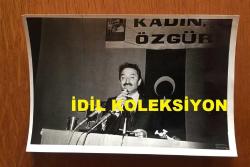 TÜRKİYE CUMHURİYETİ ESKİ BAŞBAKANI BÜLENT ECEVİT'İN ORİJİNAL 2'Li FOTOĞRAF SETİ - 18 x 12 cm EBADINDA - BÜLENT ECEVİT, CUMHURİYET HALK PARTİSİ'NİN (CHP) 24. KURULTAYINDA KÜRSÜYE ÇIKIP 2 SAAT 45 DAKİKA SÜREN KONUŞMASINI YAPARKEN ÇEKİLMİŞ 2 FARKLI KARE, 25 MAYIS 1979