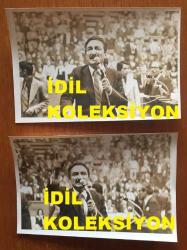 TÜRKİYE CUMHURİYETİ ESKİ BAŞBAKANI BÜLENT ECEVİT'İN ORİJİNAL 2'Li FOTOĞRAF SETİ - 18 x 12 cm EBADINDA - BÜLENT ECEVİT, CUMHURİYET HALK PARTİSİ'NİN (CHP) 24. KURULTAYINDA MİKROFONU ALIP KONUŞMA YAPARKEN ÇEKİLMİŞ 2 FARKLI KARE, 27 MAYIS 1979