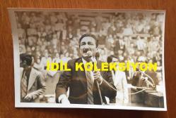 TÜRKİYE CUMHURİYETİ ESKİ BAŞBAKANI BÜLENT ECEVİT'İN ORİJİNAL 2'Li FOTOĞRAF SETİ - 18 x 12 cm EBADINDA - BÜLENT ECEVİT, CUMHURİYET HALK PARTİSİ'NİN (CHP) 24. KURULTAYINDA MİKROFONU ALIP KONUŞMA YAPARKEN ÇEKİLMİŞ 2 FARKLI KARE, 27 MAYIS 1979