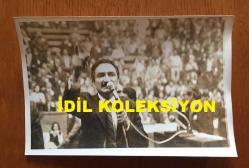 TÜRKİYE CUMHURİYETİ ESKİ BAŞBAKANI BÜLENT ECEVİT'İN ORİJİNAL 2'Li FOTOĞRAF SETİ - 18 x 12 cm EBADINDA - BÜLENT ECEVİT, CUMHURİYET HALK PARTİSİ'NİN (CHP) 24. KURULTAYINDA MİKROFONU ALIP KONUŞMA YAPARKEN ÇEKİLMİŞ 2 FARKLI KARE, 27 MAYIS 1979