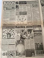 BUGÜN GAZETESİ DOĞUM GÜNÜ HEDİYESİ- 26 EYLÜL 1994 - TURKİSH NEWSPAPER - TAM TAKIM 8 SAYFADIR - Engin Civan-Tansu Çiller-Mehmet Yazar-Mesut Yılmaz-Ömer Yeşilyurt-Füsun Onat-Tanju Sürmeli-Melik Safi Duyar-Bedriye Aslan-Haydar Dümen-Ayşel Esen-Avhan Fırlak-Sami Nebioğlu-Nevzat Çelik-Şahin Altan-Ömer Ayçiçek-Uğur Gürkan-Tanju Topaç-Güneri Civaoğlu-Jale Şengün Kıranlı-Mümtaz Soysal-Marion Brando-Cheyanne Brando-Antonio Guidi-Boris Yeltsin-Slobodan Milosevic- Engin Civanım dolar istiyor canım-Batak rekortmeni-ANAP’ın Özallara vefa borcu yok-Taş devri Füsun-Çingene palamudu 75 bine oturdu-Kirli eller çitileyecek-Tını mini gecelik-Hafızanın ilacı oksijen-Veba salgını-Son pişmanlık fayda ediyor-Beddua okuyor-Organ mafyası-Milosevic’in oyunu tuttu-Madalyonun tersi-Kardeş acısı-Arkadaş kurbanı-Tren altında kaldı-Bilinmeyen Refah-Rüşvetten dakika dakika görüntüler-Libos Hakkı’ya mutluluk hapı-Jale’den sevgiler-Karanlıktaki El