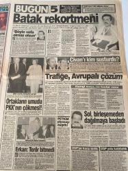 BUGÜN GAZETESİ DOĞUM GÜNÜ HEDİYESİ- 26 EYLÜL 1994 - TURKİSH NEWSPAPER - TAM TAKIM 8 SAYFADIR - Engin Civan-Tansu Çiller-Mehmet Yazar-Mesut Yılmaz-Ömer Yeşilyurt-Füsun Onat-Tanju Sürmeli-Melik Safi Duyar-Bedriye Aslan-Haydar Dümen-Ayşel Esen-Avhan Fırlak-Sami Nebioğlu-Nevzat Çelik-Şahin Altan-Ömer Ayçiçek-Uğur Gürkan-Tanju Topaç-Güneri Civaoğlu-Jale Şengün Kıranlı-Mümtaz Soysal-Marion Brando-Cheyanne Brando-Antonio Guidi-Boris Yeltsin-Slobodan Milosevic- Engin Civanım dolar istiyor canım-Batak rekortmeni-ANAP’ın Özallara vefa borcu yok-Taş devri Füsun-Çingene palamudu 75 bine oturdu-Kirli eller çitileyecek-Tını mini gecelik-Hafızanın ilacı oksijen-Veba salgını-Son pişmanlık fayda ediyor-Beddua okuyor-Organ mafyası-Milosevic’in oyunu tuttu-Madalyonun tersi-Kardeş acısı-Arkadaş kurbanı-Tren altında kaldı-Bilinmeyen Refah-Rüşvetten dakika dakika görüntüler-Libos Hakkı’ya mutluluk hapı-Jale’den sevgiler-Karanlıktaki El