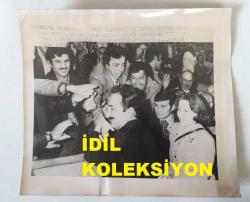 TÜRKİYE CUMHURİYETİ ESKİ BAŞBAKANI BÜLENT ECEVİT'İN ORİJİNAL AJANS-BASIN FOTOĞRAFI - 20 x 18 cm EBADINDA - BÜLENT ECEVİT, CUMHURİYET HALK PARTİSİ'NİN (CHP) 24. KURULTAYINDA EŞİ RAHŞAN ECEVİT'LE BİRLİKTE DELEGELERLE SELAMLAŞIRKEN ÇEKİLMİŞ BİR KARE, 27 MAYIS 1979