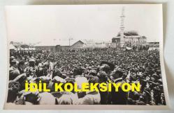 Efemera - TÜRKİYE CUMHURİYETİ ESKİ BAŞBAKANI BÜLENT ECEVİT'İN ORİJİNAL FOTOĞRAFI - 18 x 12 cm EBADINDA - BÜLENT ECEVİT DOĞU İLLERİ GEZİSİNDE HAKKARİ'DEKİ AÇIK HAVA TOPLANTISINDA HALKA KONUŞMA YAPARKEN KALABALIĞIN DA GÖRÜLDÜĞÜ NOKTADAN ÇEKİLMİŞ BİR KARE, 19 HAZİRAN 1978 - kitantik - kitaLog