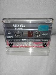 Kaset Nirvana in utero albümü. Orijinal. Kartoneti yok. Kasette çalışmasını etkilemeyen minik kırık ile çatlak var. Baştan sona sorunsuz çalışıyor.