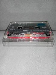 Kaset Nirvana in utero albümü. Orijinal. Kartoneti yok. Kasette çalışmasını etkilemeyen minik kırık ile çatlak var. Baştan sona sorunsuz çalışıyor.