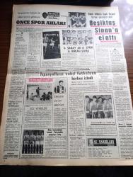 Zafer Gazetesi - Turkish Newspaper - 13 Nisan 1974 - İstanbul gazetesinde çıkan asılsız haberle ile ilgili olarak açıklamada bulunan Ankara baro Başkanı Yekta Güngör Özden Fotoğrafı - CHP Milli Selamet Partisi koalisyonu zam için kuruldu diyen Adalet Partili Selahattin Kılıç - Ecevit hükümetine güvensizlik yaygın hal alıyor - bir dergiye göre CHP Ticaret odalarını ele geçirmek için tamim yapmış - Konya'dan 65 bin imzalı ve 316 metrelik dilekçe geldi Kızıl bayrak asanları askere kurşun sıkanları affetmeyin Fotoğrafı - kanun çıkarsa Demokrat Parti ismi kullanılacak - İhtar mitingi bugün beyazıt'ta Fotoğrafı - Kore'de savaşanlara göre Barış'ın en kestirme yolu savaştan geçer - dünya barolar Birliği 1980 Kongresi Türkiye'de toplanacak - genelkurmay Başkanı Orgeneral Semih Sancar yurda döndü - televizyonda bugün - önce spor ahlakı idareci gözü ile Temel Budak - Bolulu futbolcu Sinan Beşiktaş forması giyeceğim dedi Fotoğrafı - Galatasaray Adana Demirspor maçı - Gençlerbirliği Sivas Maçı