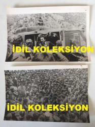 TÜRKİYE CUMHURİYETİ ESKİ BAŞBAKANI BÜLENT ECEVİT'İN ORİJİNAL 2'Lİ AJANS-BASIN FOTOĞRAFI SETİ - 18 x 12 cm EBADINDA - BÜLENT ECEVİT DOĞU İLLERİ GEZİSİNDE VAN'DA HALKLA KONUŞURKEN ÇEKİLMİŞ 2 FARKLI KARE, 18 HAZİRAN 1978