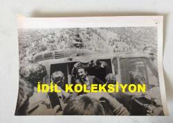 TÜRKİYE CUMHURİYETİ ESKİ BAŞBAKANI BÜLENT ECEVİT'İN ORİJİNAL 2'Lİ AJANS-BASIN FOTOĞRAFI SETİ - 18 x 12 cm EBADINDA - BÜLENT ECEVİT DOĞU İLLERİ GEZİSİNDE VAN'DA HALKLA KONUŞURKEN ÇEKİLMİŞ 2 FARKLI KARE, 18 HAZİRAN 1978