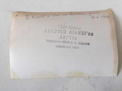 TÜRKİYE CUMHURİYETİ ESKİ BAŞBAKANI BÜLENT ECEVİT'İN ORİJİNAL 2'Lİ AJANS-BASIN FOTOĞRAFI SETİ - 18 x 12 cm EBADINDA - BÜLENT ECEVİT DOĞU İLLERİ GEZİSİNDE VAN'DA HALKLA KONUŞURKEN ÇEKİLMİŞ 2 FARKLI KARE, 18 HAZİRAN 1978